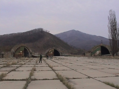 Ангары для самолётов на аэродроме. Фото Артура Романенко